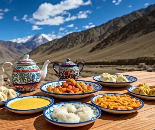 Ladakh mutfağı, Himalayalar’ın zorlu coğrafyasında yaşayan toplulukların beslenme alışkanlıklarından doğmuştur. Yüksek rakım ve soğuk iklim, bölge mutfağının enerji ve dayanıklılık sağlayacak şekilde gelişmesini zorunlu kılmıştır. Ladakh mutfağı, hem günlük yaşamda hem de dini ve kültürel ritüellerde önemli bir yer tutar. Konulu bir haber görseli.