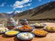 Ladakh Mutfağı Ladakh mutfağı, Himalayalar’ın zorlu coğrafyasında yaşayan toplulukların beslenme alışkanlıklarından doğmuştur. Yüksek rakım ve soğuk iklim, bölge mutfağının enerji ve dayanıklılık sağlayacak şekilde gelişmesini zorunlu kılmıştır. Ladakh mutfağı, hem günlük yaşamda hem de dini ve kültürel ritüellerde önemli bir yer tutar. Konulu bir haber görseli.