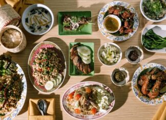 Lao Mutfağı, Güneydoğu Asya’nın Laos ülkesine özgü geleneksel yemek kültürünü temsil eder. Bu mutfak, pirinç, taze sebzeler, et ve baharatların dengeli kullanımı ile bilinir. Lao Mutfağı, hem kırsal yaşamın hem de nehir kenarı topluluklarının günlük beslenme alışkanlıklarını yansıtır. Konulu bir haber görseli.