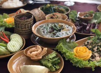 Laos, Güneydoğu Asya’nın iç kesimlerinde yer alan ve Mekong Nehri boyunca uzanan bir ülkedir. Bu konum, Laos mutfağının hem Tayland hem de Vietnam mutfaklarından etkilenmesini sağlamıştır. Pirinç, balık ve taze sebzeler, Laos mutfağının temel besin kaynaklarını oluşturur. Baharatlar ve taze otlar, yemeklerde hem aroma hem de karakter kazandırır. Laos mutfağı, lezzet çeşitliliği ve kültürel derinliği ile dikkat çeker. Konulu bir haber görseli.