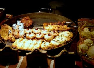 Letonya mutfağı, Baltık Denizi’nin kıyısında yer alan coğrafi konumunun yanı sıra tarih boyunca farklı kültürlerin etkisiyle şekillenmiştir. Baltık iklimi, tarım ürünleri, ormanlardan elde edilen doğal kaynaklar ve deniz ürünleri, bu mutfağın temel taşlarını oluşturur. Komşu ülkeler Estonya, Litvanya, Almanya ve Rusya ile yaşanan etkileşimler de yemek kültürüne farklı tatlar kazandırmıştır. Konulu bir haber görseli.