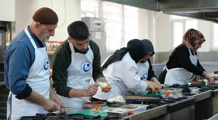 Gastronomi dünyasında lezzet yarışmaları, hem amatör hem de profesyonel şeflerin yeteneklerini sergileyebileceği önemli bir platform haline geldi. Bu etkinlikler, izleyicilere ve katılımcılara eşsiz bir deneyim sunarken, şeflerin yaratıcılık ve teknik becerilerini ön plana çıkarıyor. Konulu bir haber görseli.