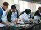 Lezzet Yarışmaları Gastronomi Tutkunlarını Buluşturuyor Gastronomi dünyasında lezzet yarışmaları, hem amatör hem de profesyonel şeflerin yeteneklerini sergileyebileceği önemli bir platform haline geldi. Bu etkinlikler, izleyicilere ve katılımcılara eşsiz bir deneyim sunarken, şeflerin yaratıcılık ve teknik becerilerini ön plana çıkarıyor. Konulu bir haber görseli.