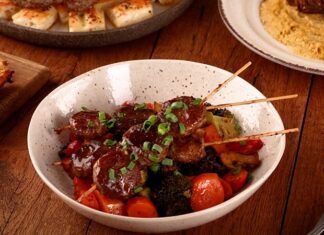 İnsanoğlu için lezzet, yalnızca bir damak tadı meselesi değil, aynı zamanda yaşam kalitesini belirleyen bir olgudur. Yemeklerin tatları, kokuları ve dokuları, kişilerin ruh halini etkileyen güçlü unsurlardan biridir. Bir yemeğin lezzeti, kimi zaman geçmişe dair hatıraları canlandırır, kimi zaman da yeni deneyimlerin kapısını aralar. Konulu bir haber görseli.