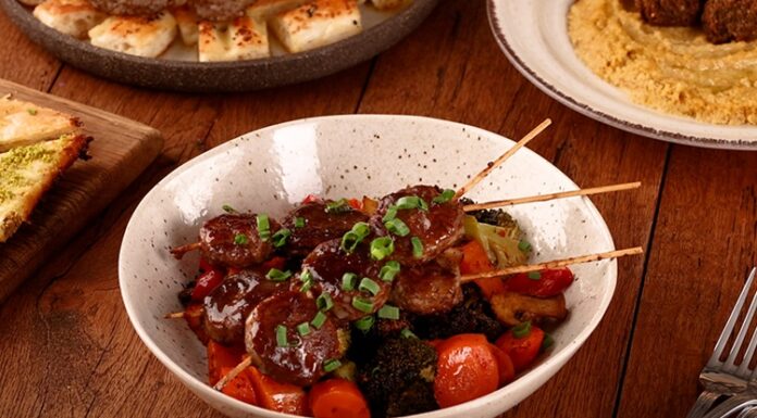 İnsanoğlu için lezzet, yalnızca bir damak tadı meselesi değil, aynı zamanda yaşam kalitesini belirleyen bir olgudur. Yemeklerin tatları, kokuları ve dokuları, kişilerin ruh halini etkileyen güçlü unsurlardan biridir. Bir yemeğin lezzeti, kimi zaman geçmişe dair hatıraları canlandırır, kimi zaman da yeni deneyimlerin kapısını aralar. Konulu bir haber görseli.