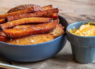 Litvanya mutfağı, Baltık bölgesinin iklimi, coğrafyası ve tarihsel süreçleriyle şekillenmiş bir gastronomi kültürüdür. Soğuk iklimin etkisiyle halk, enerji veren ve doyurucu yemekleri tercih etmiştir. Bunun yanında, tarih boyunca Polonya, Almanya ve Rusya gibi komşu ülkelerle yaşanan kültürel etkileşimler mutfağa farklı tatlar katmıştır. Özellikle patates, lahana ve et ürünleri, bu mutfağın temel taşlarını oluşturur. Konulu bir haber görseli.