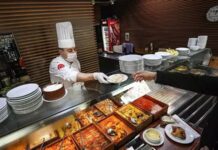 Türkiye’de lokanta kültürü, sadece yemek yemek için gidilen bir yer olmanın çok ötesinde bir anlam taşır. Osmanlı döneminden günümüze kadar uzanan bu gelenek, toplumun sosyalleşme biçimlerinden biri olmuştur. İnsanlar lokantalarda sadece yemek yemek için değil, aynı zamanda sohbet etmek, iş konuşmak veya gündelik hayatın yorgunluğunu atmak için de buluşur. Bu açıdan bakıldığında, lokantalar toplumun sosyal yaşamında önemli bir yere sahiptir. Konulu bir haber görseli.