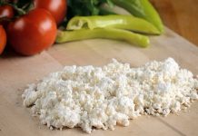 Lor peyniri üretimi, taze sütle başlar. Süt, belirli bir sıcaklığa kadar ısıtılır ve ardından doğal mayalar veya sirke ile kesilir. Oluşan pıhtılar süzülerek lor elde edilir.