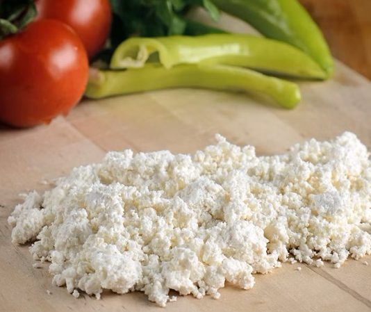 Lor peyniri üretimi, taze sütle başlar. Süt, belirli bir sıcaklığa kadar ısıtılır ve ardından doğal mayalar veya sirke ile kesilir. Oluşan pıhtılar süzülerek lor elde edilir.