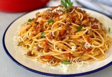 Makarna, dünyanın dört bir yanında sevilerek tüketilen ve sayısız çeşidiyle mutfaklarda kendine yer bulan bir yiyecektir. Hem pratik hazırlanışı hem de farklı soslarla uyumu sayesinde her yaş grubunun vazgeçilmezi olmuştur. İtalya’dan dünyaya yayılan makarna kültürü, zaman içinde her ülkenin damak zevkine uyarlanarak zenginleşmiştir. Bugün yalnızca market raflarında değil, ev yapımı olarak da pek çok farklı makarna çeşidi bulmak mümkündür. Konulu bir haber görseli.