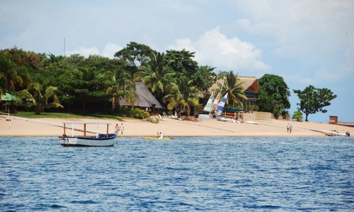 Malavi mutfağı, Afrika’nın doğusunda yer alan bu küçük ülkenin zengin kültürel çeşitliliğini sofralara taşır. Yüzyıllar boyunca farklı etnik grupların bir arada yaşaması, mutfağın lezzet repertuarını zenginleştirmiştir. Ada ülkelerine kıyasla daha kırsal ve doğal bir yemek kültürü hakimdir. Konulu bir haber görseli.