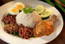 Malezya, Güneydoğu Asya’nın en renkli mutfak kültürlerinden birine sahip olan bir ada ülkesi olarak, Malezya mutfağı ile Asya’nın çeşitliliğini ve tarihini sofralara taşır. Çin, Hindistan ve yerli Malay etkileri, yemeklerin hem tat hem de sunum açısından zenginleşmesini sağlamıştır. Pirinç, deniz ürünleri, tavuk ve tropikal meyveler Malezya mutfağının temelini oluşturur. Baharatlar ve otlar, yemeklerin karakterini belirler ve her tabakta dengeli bir aroma sunar. konulu bir haber görseli.