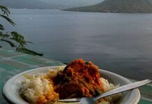 Maluku Mutfağı, Endonezya’nın doğusunda yer alan ve “Baharat Adaları” olarak bilinen Maluku bölgesinde gelişmiştir. Tarih boyunca bu adalar, karanfil ve hindistan cevizi gibi değerli baharatlarıyla dünya ticaretinde önemli bir yere sahip olmuştur. Bu nedenle Maluku Mutfağı, baharatların yoğun kullanıldığı ve farklı kültürlerin izlerini taşıyan bir gastronomi geleneği haline gelmiştir. Konulu bir haber görseli.