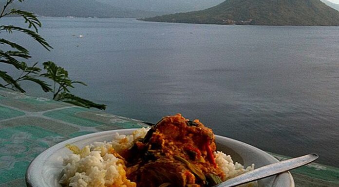 Maluku Mutfağı, Endonezya’nın doğusunda yer alan ve “Baharat Adaları” olarak bilinen Maluku bölgesinde gelişmiştir. Tarih boyunca bu adalar, karanfil ve hindistan cevizi gibi değerli baharatlarıyla dünya ticaretinde önemli bir yere sahip olmuştur. Bu nedenle Maluku Mutfağı, baharatların yoğun kullanıldığı ve farklı kültürlerin izlerini taşıyan bir gastronomi geleneği haline gelmiştir. Konulu bir haber görseli.