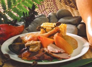 Maori Mutfağı, Yeni Zelanda’nın yerli halkı Maori’lerin yüzyıllardır süregelen yemek kültürünü yansıtır. Bu mutfak, doğal kaynaklarla sınırlı bir coğrafyada şekillenmiş ve deniz ürünleri, et ve yerel sebzeler üzerine kurulmuştur. Maori halkı, geleneksel yaşam biçiminde doğayla uyum içinde beslenme anlayışını benimsemiştir. Konulu bir haber görseli.