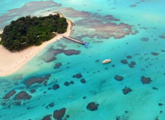Pasifik Okyanusu’nun ortasında yer alan Mariana Adaları mutfağı, köklü bir tarih ile modern etkilerin birleştiği eşsiz bir gastronomi kültürü sunar. Bölgenin stratejik konumu sayesinde yüzyıllar boyunca farklı kültürlerin izlerini taşıyan yemekler, hem geleneksel tarifleri hem de dış etkilerle gelişen çeşitliliği yansıtır. Ada halkı için yemek sadece bir ihtiyaç değil, aynı zamanda bir toplumsal paylaşım biçimidir. Konulu bir haber görseli.