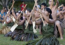Mariana Mutfağı, Pasifik Okyanusu’nun ortasında yer alan Mariana Adaları’nın kültürel çeşitliliğini ve tarihsel mirasını sofralara yansıtan eşsiz bir gastronomi anlayışına sahiptir. Hem yerli Chamorro halkının geleneksel yemekleri hem de İspanyol, Japon ve Amerikan etkileri bu mutfağın zenginliğini oluşturur. Adaların coğrafi konumu sayesinde bol miktarda balık, tropikal meyve ve kök sebzeler yemeklerin temelini oluşturur. Günümüzde turistlerin ilgisini çeken en önemli unsurlardan biri de bölgenin özgün lezzetleriyle tanışma fırsatıdır. Konulu bir haber görseli.