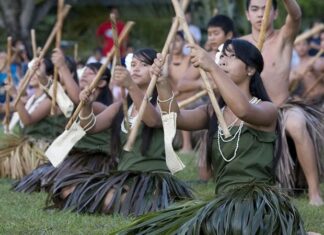 Mariana Mutfağı, Pasifik Okyanusu’nun ortasında yer alan Mariana Adaları’nın kültürel çeşitliliğini ve tarihsel mirasını sofralara yansıtan eşsiz bir gastronomi anlayışına sahiptir. Hem yerli Chamorro halkının geleneksel yemekleri hem de İspanyol, Japon ve Amerikan etkileri bu mutfağın zenginliğini oluşturur. Adaların coğrafi konumu sayesinde bol miktarda balık, tropikal meyve ve kök sebzeler yemeklerin temelini oluşturur. Günümüzde turistlerin ilgisini çeken en önemli unsurlardan biri de bölgenin özgün lezzetleriyle tanışma fırsatıdır. Konulu bir haber görseli.
