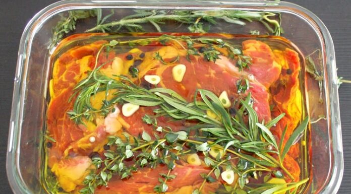 Marinasyon ve Dinlendirme İle Yemeklerde Lezzet ve Aroma Artışı Marinasyon, yiyeceklerin özellikle et ve sebzelerin, aromatik karışımlar ve yağlarla hazırlanmış sıvılar içinde bekletilerek tat kazanmasını sağlayan bir pişirme öncesi işlemdir. Marinasyon ve dinlendirme, yemeklerin lezzetini yoğunlaştırır ve dokusunu yumuşatır. Marinasyon süresi ve kullanılan malzemeler, yiyeceklerin tat profilini doğrudan etkiler. Konulu bir haber görseli.