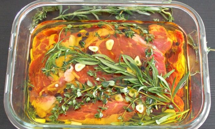 Marinasyon ve Dinlendirme İle Yemeklerde Lezzet ve Aroma Artışı Marinasyon, yiyeceklerin özellikle et ve sebzelerin, aromatik karışımlar ve yağlarla hazırlanmış sıvılar içinde bekletilerek tat kazanmasını sağlayan bir pişirme öncesi işlemdir. Marinasyon ve dinlendirme, yemeklerin lezzetini yoğunlaştırır ve dokusunu yumuşatır. Marinasyon süresi ve kullanılan malzemeler, yiyeceklerin tat profilini doğrudan etkiler. Konulu bir haber görseli.