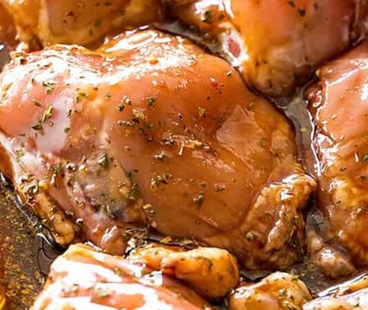 Marine edip pişirme, yiyeceklerin özellikle et ve sebzelerin, aromatik karışımlar ve yağlarla hazırlanmış soslar içinde bekletilip ardından pişirilmesi işlemidir. Marine edip pişirme, yiyeceklerin lezzetini artırır ve dokusunu yumuşatır. Bu teknik, hem ev mutfaklarında hem de profesyonel mutfaklarda sıkça uygulanır ve yemeklere zengin bir aroma kazandırır. Konulu bir haber görseli.