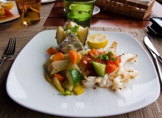 Mauritius Mutfağı, Hint Okyanusu’nda yer alan ada ülkesi Mauritius’un zengin kültürel geçmişini yansıtır. Ada mutfağı, Fransız, Hint, Afrika ve Çin etkilerini harmanlayarak kendine özgü bir tat profili oluşturur. Bu çeşitlilik, Mauritius yemeklerini hem renkli hem de aromatik bir hale getirir. Konulu bir haber görseli.