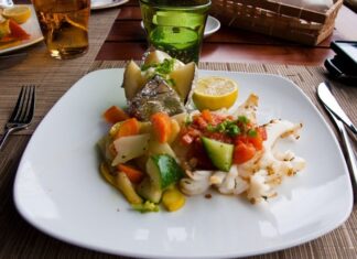 Mauritius mutfağı, Hint Okyanusu’nun ortasında yer alan bu tropikal ada ülkesinin tarihî ve kültürel çeşitliliğini yansıtır. Adanın geçmişi, Afrika, Çin, Hindistan ve Avrupa etkileriyle şekillenmiş olup bu etkiler mutfak kültürüne de doğrudan yansımıştır. Yemekler, sadece beslenme aracı değil, aynı zamanda kültürel bir ifade biçimi olarak kabul edilir. Konulu bir haber görseli.