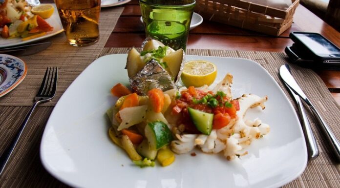 Mauritius mutfağı, Hint Okyanusu’nun ortasında yer alan bu tropikal ada ülkesinin tarihî ve kültürel çeşitliliğini yansıtır. Adanın geçmişi, Afrika, Çin, Hindistan ve Avrupa etkileriyle şekillenmiş olup bu etkiler mutfak kültürüne de doğrudan yansımıştır. Yemekler, sadece beslenme aracı değil, aynı zamanda kültürel bir ifade biçimi olarak kabul edilir. Konulu bir haber görseli.