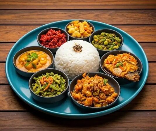 Meghalaya Mutfağı, Hindistan’ın kuzeydoğusundaki Meghalaya eyaletine özgü, doğal ve geleneksel tatlarıyla bilinen zengin bir yemek kültürünü temsil eder. Bölge, yoğun yağış alan tropikal iklimi ve verimli toprakları sayesinde taze sebze ve et kaynakları açısından oldukça çeşitlidir. Konulu bir haber görseli.