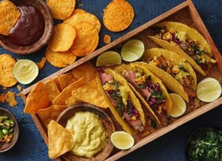 Meksika mutfağı, dünyaca ünlü baharatlı yemekleri, renkli sunumları ve kültürel zenginliğiyle gastronomi dünyasında ayrıcalıklı bir yere sahiptir. Yüzyıllar boyunca Aztek, Maya ve İspanyol mutfaklarının birleşiminden oluşan bu lezzet kültürü, hem sokak yemekleri hem de geleneksel aile sofralarıyla dikkat çeker. Meksika yemekleri, yalnızca karın doyurmakla kalmaz, aynı zamanda ülkedeki tarih, gelenek ve yaşam tarzının da bir yansımasıdır. Konulu bir haber görseli.