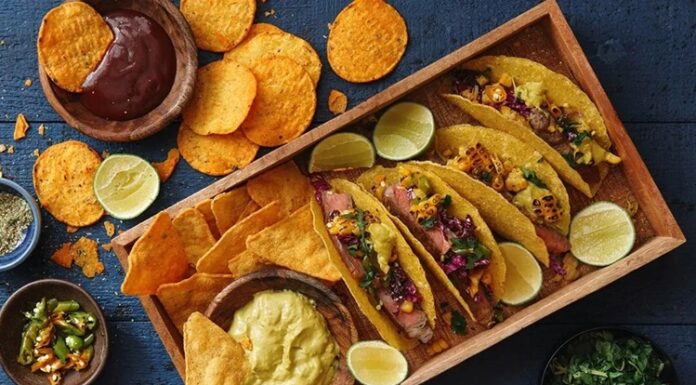 Meksika Mutfağı Meksika mutfağı, dünyaca ünlü baharatlı yemekleri, renkli sunumları ve kültürel zenginliğiyle gastronomi dünyasında ayrıcalıklı bir yere sahiptir. Yüzyıllar boyunca Aztek, Maya ve İspanyol mutfaklarının birleşiminden oluşan bu lezzet kültürü, hem sokak yemekleri hem de geleneksel aile sofralarıyla dikkat çeker. Meksika yemekleri, yalnızca karın doyurmakla kalmaz, aynı zamanda ülkedeki tarih, gelenek ve yaşam tarzının da bir yansımasıdır. Konulu bir haber görseli.