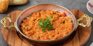 Türk mutfağının en sevilen kahvaltı yemeklerinden biri olan menemen, yıllardır süren büyük bir tartışmanın da merkezinde yer alıyor. Asırlardır sofralarda yer bulan bu lezzet, basit malzemelerle hazırlanmasına rağmen, “Soğansız mı olur yoksa soğanlı mı olmalı?” sorusu etrafında hararetli tartışmalara neden oluyor. Konulu bir haber görseli.