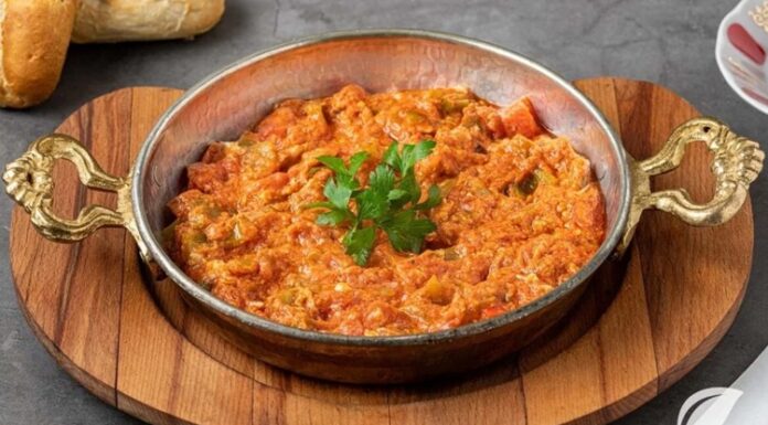 Türk mutfağının en sevilen kahvaltı yemeklerinden biri olan menemen, yıllardır süren büyük bir tartışmanın da merkezinde yer alıyor. Asırlardır sofralarda yer bulan bu lezzet, basit malzemelerle hazırlanmasına rağmen, “Soğansız mı olur yoksa soğanlı mı olmalı?” sorusu etrafında hararetli tartışmalara neden oluyor. Konulu bir haber görseli.