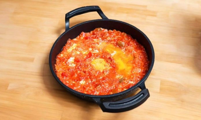 Menemen, hem pratik hazırlanışı hem de besleyici özelliğiyle sofraların vazgeçilmezlerinden biridir.