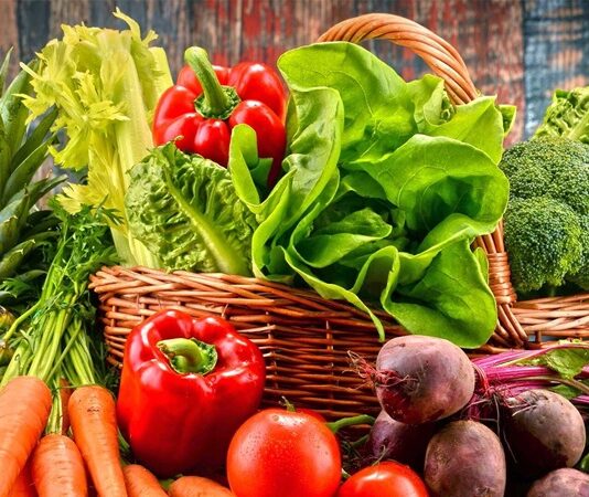 Mevsim Sebzeleriyle Menü Sağlıklı Sofraların Sırrı Beslenme alışkanlıklarımız, sadece sağlığımızı değil aynı zamanda doğayla kurduğumuz ilişkiyi de doğrudan etkiler. Özellikle mevsim sebzeleri, doğanın bize sunduğu en taze, en besleyici ve çevreye en az zarar veren ürünlerdir. Bu sebzeler hem maliyet açısından daha uygundur hem de kimyasal madde kullanımını azaltarak vücudumuza zarar vermeden beslenmemizi sağlar. Konulu bir haber görseli.
