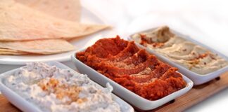 Mezeler ve şarküteri ürünleri, Türk mutfağının en keyifli ve zengin öğelerinden biridir. Sofraları şenlendiren, sohbetleri renklendiren bu lezzetler, hem günlük yemeklerin yanında hem de özel davetlerde misafirlerin beğenisini kazanır. Türkiye’nin farklı yörelerinden gelen mezeler, taptaze sebzeler, baharatlar ve kaliteli malzemelerle hazırlanarak sofralarda adeta bir ziyafet sunar. Şarküteri ürünleri ise kaliteli et ve süt ürünlerinin özel işlemlerden geçirilmesiyle ortaya çıkan, lezzet ve protein deposu seçeneklerdir. Konulu bir haber görseli.