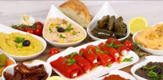Meze, yalnızca küçük bir tabak dolusu lezzet değil, yüzyıllardır süregelen bir kültürün en ince detaylarını taşıyan zengin bir sofradır. Özellikle Türk mutfağı, meze konusunda oldukça köklü bir geçmişe ve bölgesel çeşitliliğe sahiptir. Her bir meze tabağı, geçmişin izlerini günümüze taşırken; sofralara samimiyet, paylaşım ve sohbet getirir. Konulu bir haber görseli.