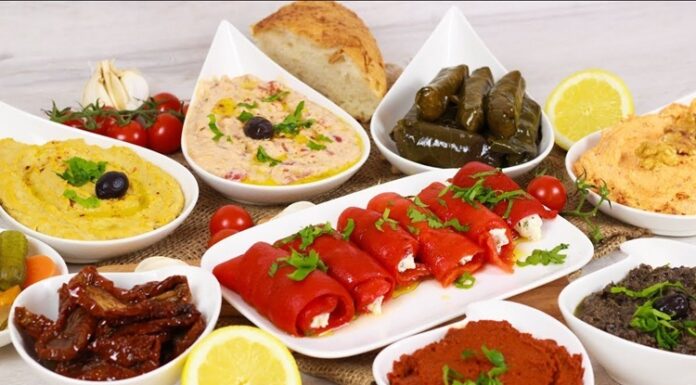 Meze, yalnızca küçük bir tabak dolusu lezzet değil, yüzyıllardır süregelen bir kültürün en ince detaylarını taşıyan zengin bir sofradır. Özellikle Türk mutfağı, meze konusunda oldukça köklü bir geçmişe ve bölgesel çeşitliliğe sahiptir. Her bir meze tabağı, geçmişin izlerini günümüze taşırken; sofralara samimiyet, paylaşım ve sohbet getirir. Konulu bir haber görseli.