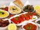 Mezelerin Krallığı Türk Sofralarının Görkemli Tahtında Meze, yalnızca küçük bir tabak dolusu lezzet değil, yüzyıllardır süregelen bir kültürün en ince detaylarını taşıyan zengin bir sofradır. Özellikle Türk mutfağı, meze konusunda oldukça köklü bir geçmişe ve bölgesel çeşitliliğe sahiptir. Her bir meze tabağı, geçmişin izlerini günümüze taşırken; sofralara samimiyet, paylaşım ve sohbet getirir. Konulu bir haber görseli.