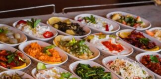 Mezelerin Sofralardaki Yeri ve Lezzet Sırları Mezeler, yemek kültürünün en zarif ve çeşitli öğelerinden biridir. Türkiye başta olmak üzere Akdeniz ve Ortadoğu mutfaklarında mezeler, sofraların vazgeçilmez bir parçası olarak yer alır. Tarih boyunca mezeler, hem besin hem de sosyal açıdan önem taşımış, sofraları zenginleştiren küçük lezzetler olarak kabul edilmiştir. Konulu bir haber görseli.