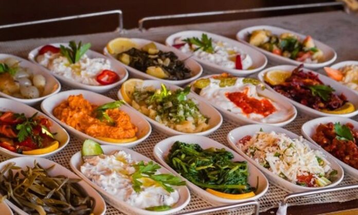 Mezeler, yemek kültürünün en zarif ve çeşitli öğelerinden biridir. Türkiye başta olmak üzere Akdeniz ve Ortadoğu mutfaklarında mezeler, sofraların vazgeçilmez bir parçası olarak yer alır. Tarih boyunca mezeler, hem besin hem de sosyal açıdan önem taşımış, sofraları zenginleştiren küçük lezzetler olarak kabul edilmiştir. Konulu bir haber görseli.