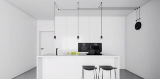 Günümüzde yaşam alanlarının küçülmesi, şehir hayatının temposu ve estetik anlayışın değişmesiyle birlikte minimal mutfaklar giderek daha fazla ilgi görmeye başladı. Sadelik, düzen ve işlevsellik üzerine kurulu bu mutfaklar, yalnızca görsel bir tercih değil; aynı zamanda yaşam tarzını da yansıtan bir seçim haline geldi. Minimal mutfak anlayışı, gereksiz eşyaların ortadan kaldırılması, depolama alanlarının verimli kullanılması ve dekorasyonda net çizgilerin tercih edilmesiyle öne çıkıyor. Konulu bir haber görseli.