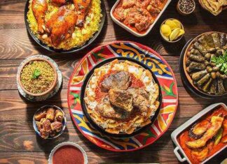 Mısır mutfağı, binlerce yıllık tarih boyunca şekillenmiş, farklı medeniyetlerin etkisiyle zenginleşmiş bir gastronomi kültürüne sahiptir. Antik Mısır döneminden günümüze kadar uzanan bu mutfak geleneği, tarımın ve Nil Nehri’nin sunduğu bereketli toprakların nimetleriyle beslenmiştir. Tahıllar, bakliyatlar, sebzeler ve balık, mutfağın temel taşlarını oluşturur. Konulu bir haber görseli.