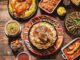 Mısır Mutfağı Mısır mutfağı, binlerce yıllık tarih boyunca şekillenmiş, farklı medeniyetlerin etkisiyle zenginleşmiş bir gastronomi kültürüne sahiptir. Antik Mısır döneminden günümüze kadar uzanan bu mutfak geleneği, tarımın ve Nil Nehri’nin sunduğu bereketli toprakların nimetleriyle beslenmiştir. Tahıllar, bakliyatlar, sebzeler ve balık, mutfağın temel taşlarını oluşturur. Konulu bir haber görseli.