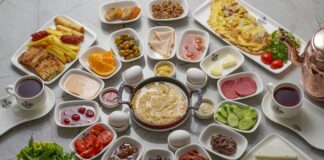 Türkiye’nin zengin mutfak kültürü, son yıllarda modern dokunuşlarla yeniden şekilleniyor. Modern Türk mutfağı, geleneksel tariflerin çağdaş sunumlar ve dünya mutfağından esinlenen tekniklerle harmanlandığı bir dönüşüm sürecini yaşıyor. Bu dönüşüm sadece lezzetleri değil, aynı zamanda sunumu, malzeme tercihini ve gastronomi anlayışını da etkiliyor. Konulu bir haber görseli.