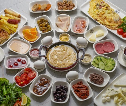 Türkiye’nin zengin mutfak kültürü, son yıllarda modern dokunuşlarla yeniden şekilleniyor. Modern Türk mutfağı, geleneksel tariflerin çağdaş sunumlar ve dünya mutfağından esinlenen tekniklerle harmanlandığı bir dönüşüm sürecini yaşıyor. Bu dönüşüm sadece lezzetleri değil, aynı zamanda sunumu, malzeme tercihini ve gastronomi anlayışını da etkiliyor. Konulu bir haber görseli.