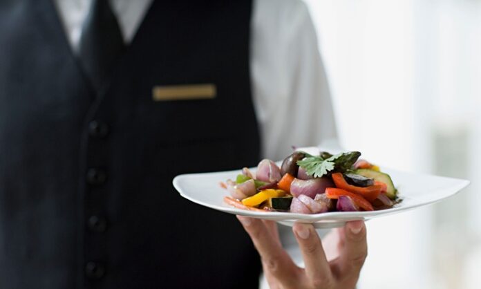 Modern Yemek Kültüründe Servisin Önemi Yemek sadece karın doyurma eylemi değildir, aynı zamanda kültürel bir deneyimdir. Bu deneyimin en önemli parçalarından biri de servis sürecidir. Sofraya getirilen her tabağın düzeni, kullanılan tabak ve çatal-bıçak seçimi, hatta yemeklerin sırasıyla sunulması bile yemeğin nasıl algılandığını etkiler. Özellikle restoranlarda servis, müşteri memnuniyetini belirleyen en kritik unsurlardan biridir. Konulu bir haber görseli.
