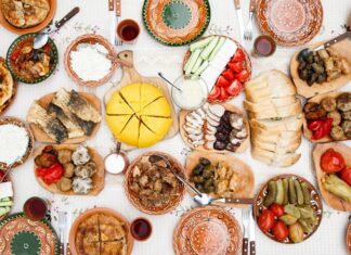 Moldova, Doğu Avrupa’nın en renkli mutfak kültürlerinden birine sahip ülkelerinden biridir. Tarihi boyunca farklı kültürlerin kesişme noktası olan bu coğrafya, Moldova mutfağı üzerinde büyük bir etki bırakmıştır. Osmanlı, Rus, Rumen ve Ukrayna mutfaklarından izler taşıyan yemekler, bugün hala Moldova sofralarının en sevilen lezzetleri arasında yer alır. Hem köylerde hazırlanan geleneksel yemekler hem de modern şehir yaşamının sunduğu uyarlamalar, bu mutfağın çeşitliliğini artırmaktadır. Konulu bir haber görseli.