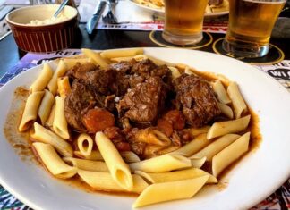 Monako mutfağı, Fransız ve İtalyan mutfaklarının etkisi altında şekillenmiş, lüks ve sofistike bir gastronomi deneyimi sunar. Bu küçük prenslik, Akdeniz ikliminin sunduğu taze deniz ürünleri ve yerel tarım ürünleriyle beslenir. Monako mutfağı, tarih boyunca saray sofralarından sokak lezzetlerine kadar uzanan geniş bir yelpazeye sahiptir ve kültürel çeşitliliğiyle dikkat çeker. Konulu bir haber görseli.