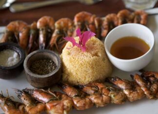 Mozambik mutfağı, Afrika kıtasının doğusunda Hint Okyanusu kıyısında yer almanın sunduğu avantajlarla şekillenmiştir. Yerel kabilelerin yüzyıllardır uyguladığı yemek kültürü, deniz ürünlerinin bolluğu ve tarım ürünlerinin çeşitliliğiyle birleşerek özgün bir mutfak ortaya çıkarmıştır. Bununla birlikte, ülkenin tarih boyunca Portekiz sömürgesi olması, mutfağa derin bir Avrupa etkisi bırakmıştır. Konulu bir haber görseli.